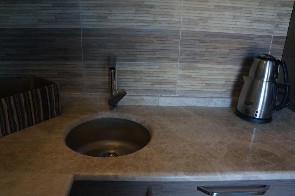 Apartment With Summer Terrace Batumi Quarto foto